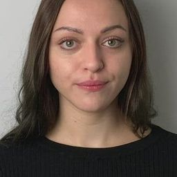 Bella Klaus 飾演 Girl with tattoos