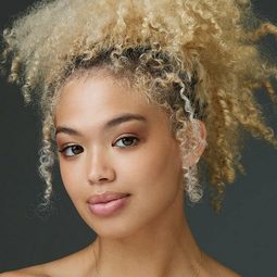 Simone Neethling - 醇愛戀曲演員 飾演Kim