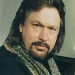 Ernesto Panariello 飾演 Jailer