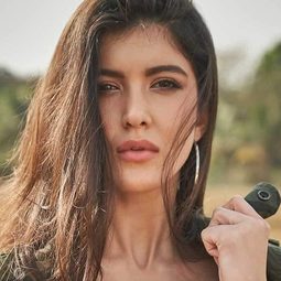 Shanaya Kapoor 飾演 Avani 'Ms Vanity' Shah