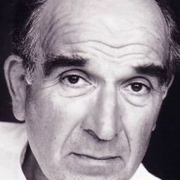 John Grillo 飾演 Hotel Manager