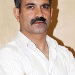 Manish Choudhary 飾演 Dharmesh Zaveri / Rajan Zakaria