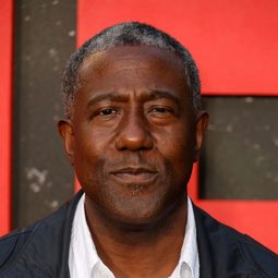 E.羅渣米曹 飾演 Buster