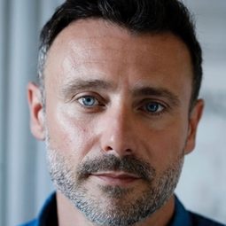 Nathanaël Maïni 飾演 Grappa