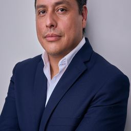 Gabriel Guillen 飾演 80's Photographer