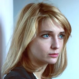 Francesca Cuttica 飾演 Claudia