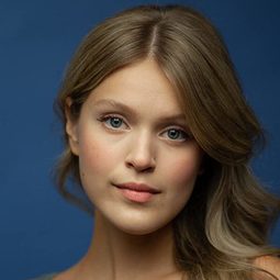 印蒂雅·賈維斯 飾演 Cathy