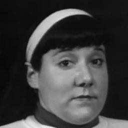 Amelia David 飾演 Ayudante de Inés