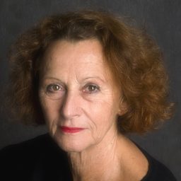 Elisabeth Rath 飾演 Erika Lünemann