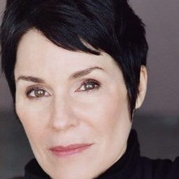 Jennifer Lee Pryor 飾演 Trollop