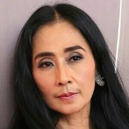 雅玉·拉什密 - 通靈月舞演員 飾演Mother