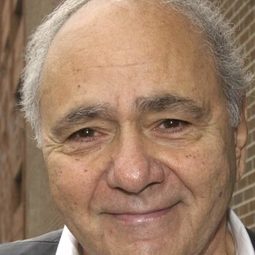 Michael Constantine - 危險機密演員 飾演Judge Weitzel