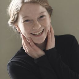 Stephanie Amarell 飾演 Elisa