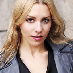 Julia Dietze 飾演 Pia