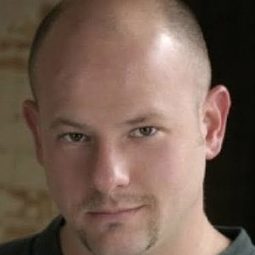 David Wald 飾演 Hero (voice)