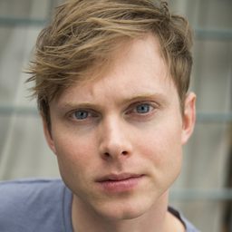 Joshua Brady 飾演 Kinsey