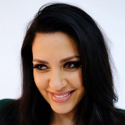 Jasmin Shakeri - 一路有媽演員 飾演