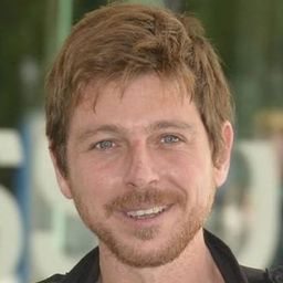 Claudio Gioè 飾演 Mario Francese