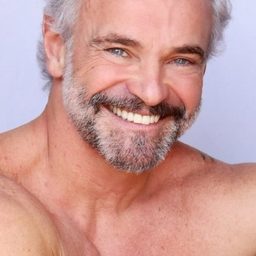 Mateus Carrieri 飾演 Doble Rami