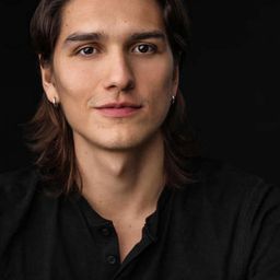 Asivak Koostachin 飾演 Joey