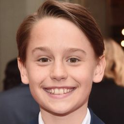 Finley Hobbins 飾演 Joe Farrier