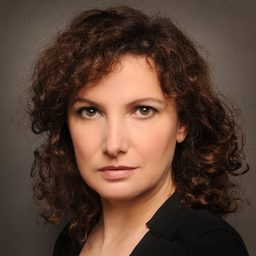 Marta Belaustegui 飾演 Elsa