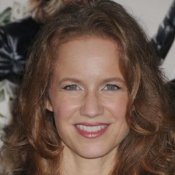 勞拉·凱洛蒂 飾演 Lara Lee Candie-Fitzwilly