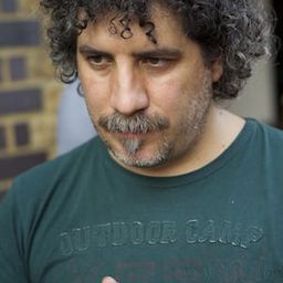 Mehmet Ergen 飾演 İhsan