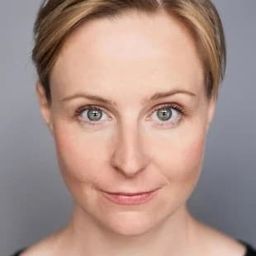 Magdalena Karel 飾演 teacher