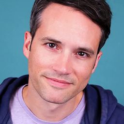 馬修·派翠克·戴維斯 飾演 The Mother