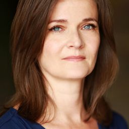 艾尼德·格萊漢 - 婚禮的祝褔演員 飾演Mrs. Vogler