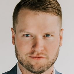 Ben Marten 飾演 Officer Patrick Jackson