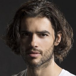 Nik Xhelilaj 飾演 Jan