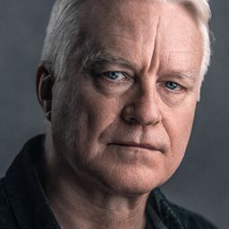 David Hounslow 飾演 Man at Reading