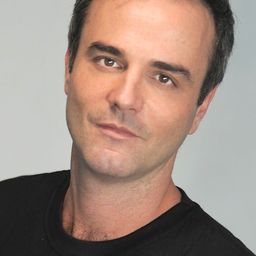 馬塞洛·瓦耶 飾演 César Dorella