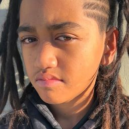 Terence Daniel 飾演 Bronco