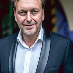 Thomas Schmuckert 飾演 Professor