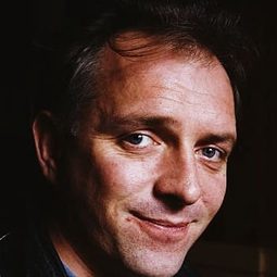 Rik Mayall 飾演 Tim