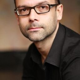 Gilbert Traïna 飾演 Bald Man