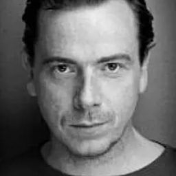 Fergus O'Donnell 飾演 Tommy