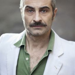 Vanni Bramati 飾演 Il piantone