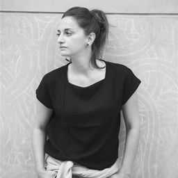 Marie Lanchas 飾演 La femme au tazer