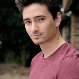 Tom Bott 飾演 Jonno