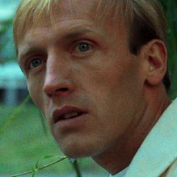 阿圖爾·巴爾齊斯 飾演 Butler