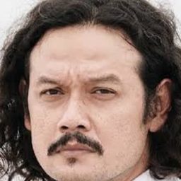 德威·薩索諾 飾演 Tony