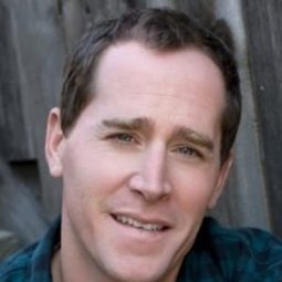 Rob Reinis 飾演 Avi Rosenberg