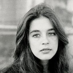 Anat Atzmon 飾演 Victoria