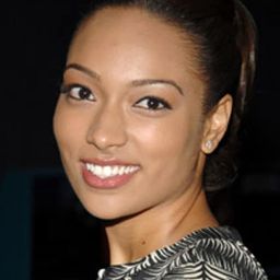 Rachel Nicks 飾演 Laura