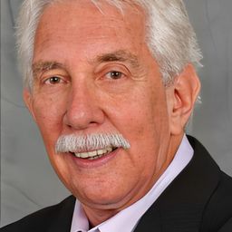 Victor Caroli 飾演 Narrator