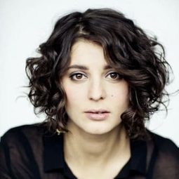 Sabrina Bisson 飾演 Karaoke DJ